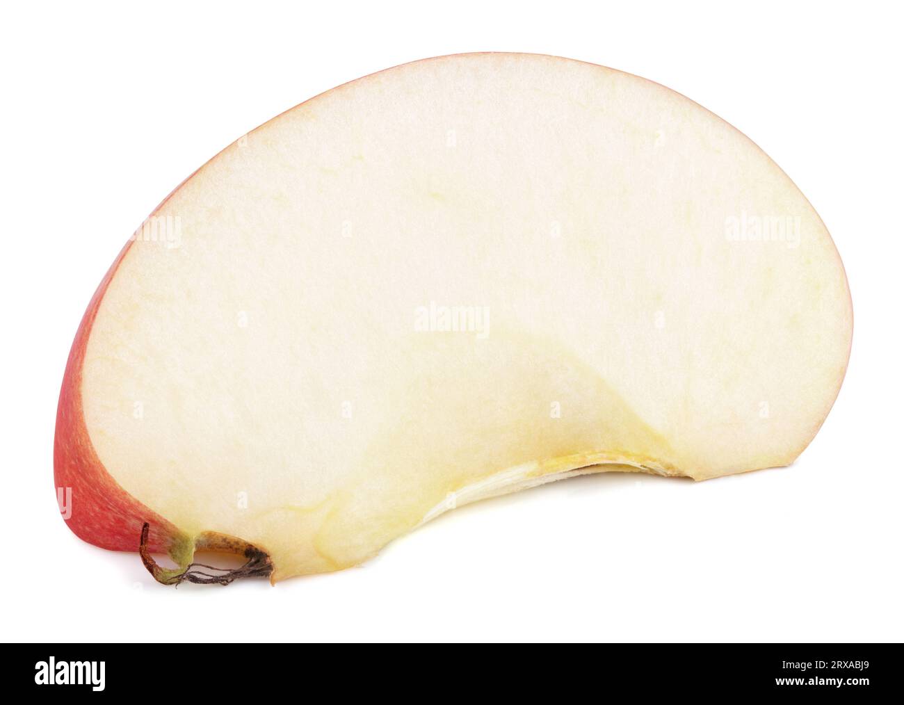 Tranche de fruit de pomme rouge sans graine isolée sur fond blanc couché sur le côté avec ombre Banque D'Images
