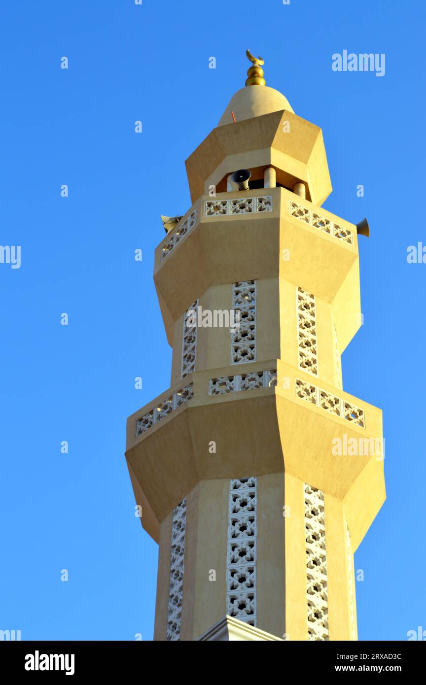 Un minaret haut avec ornement doré d'une mosquée contre le ciel bleu, minaret ou tour aspirant au ciel, religion islamique et concept d'architecture, sele Banque D'Images