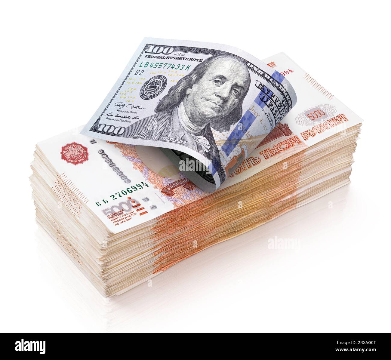 Tas de cinq mille billets de banque roubles russes et un billet de cent dollars isolé sur fond blanc Banque D'Images Tas de cinq mille billets de banque roubles russes et un billet de cent dollars isolé sur fond blanc Banque D'Images