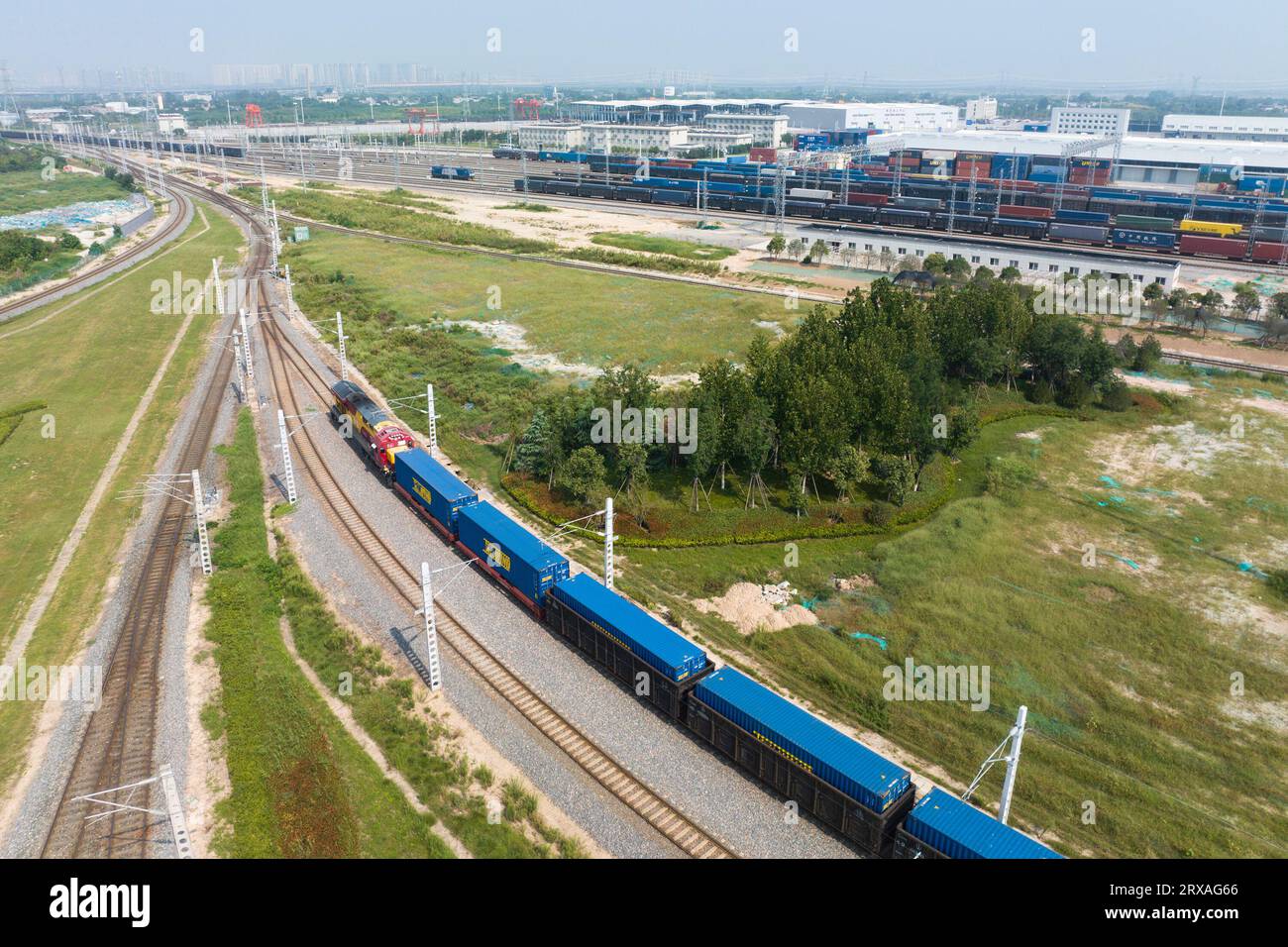 Xi'an. 7 septembre 2023. Cette photo aérienne prise le 7 septembre 2023 montre un train de marchandises Chang'an Chine-Europe au départ du port international de Xi'an à Xi'an, dans la province du Shaanxi, au nord-ouest de la Chine. Le service de train de marchandises Chine-Europe de Chang'an a été lancé en 2013, lorsque la Chine a proposé l'initiative Belt and Road. Au cours des dix dernières années, le port international de Xi'an, la station de départ des trains de fret Chang'an Chine-Europe, a été développé d'une petite station de fret à un centre logistique international. Crédit : Shao Rui/Xinhua/Alamy Live News Banque D'Images