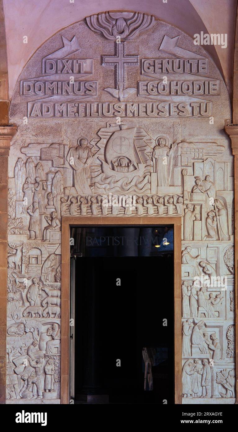 Charles collet / Puerta del baptisterio, siglo XX. Monasterio de Santa Maria de Montserrat. Banque D'Images