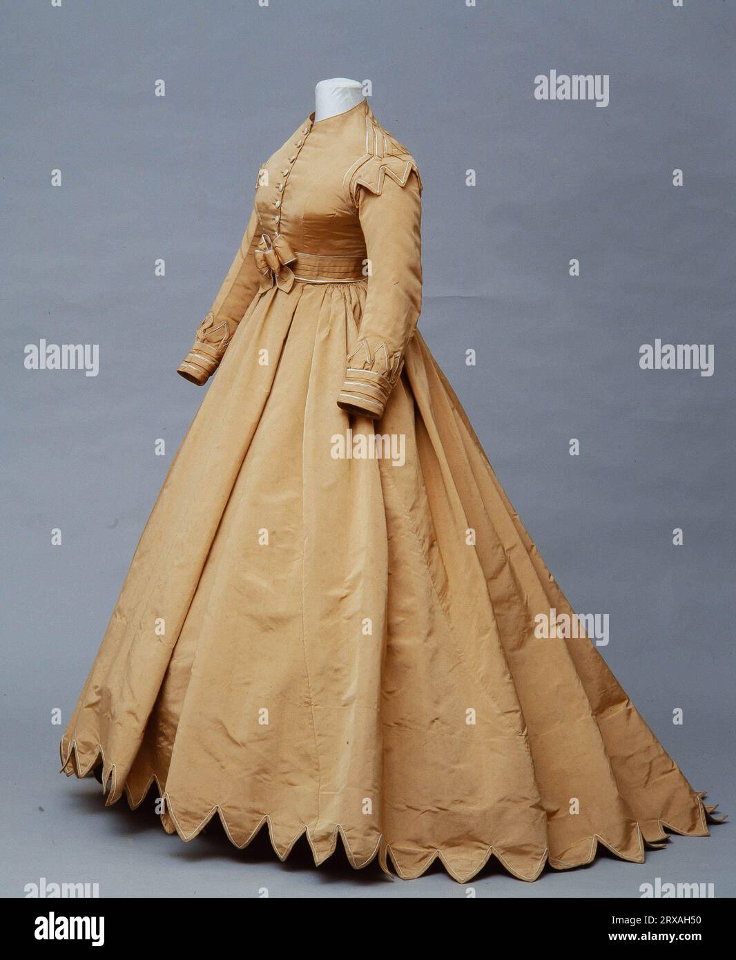 Vestido de seda diseñado por Charles Frederick Worth, 1865-1868, CIMT 88096-0. Museu del Disseny de Barcelona. Banque D'Images
