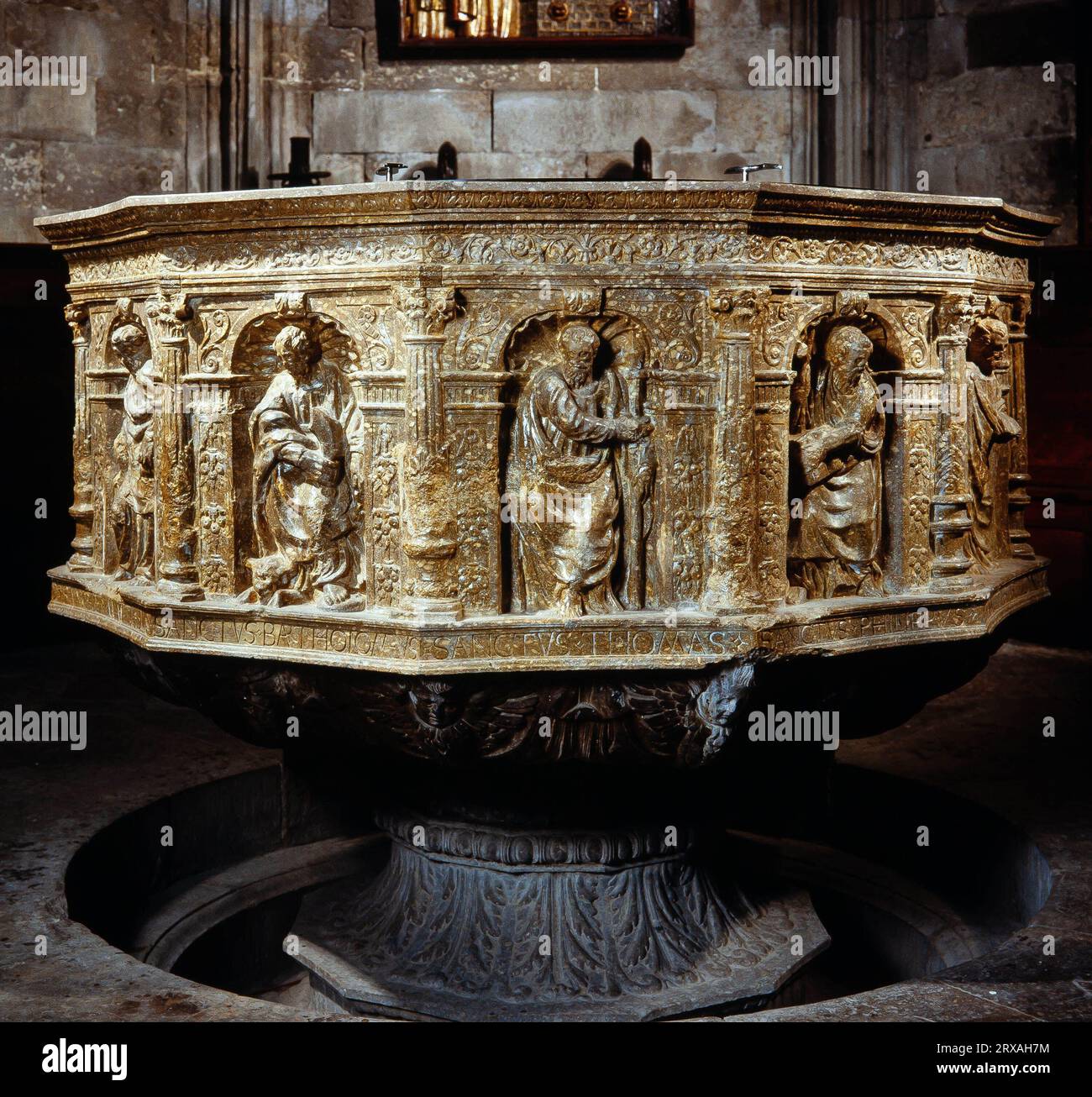 Pila bautismal, siglo XVI Capilla del Baptisterio, Catedral de Girona (Catedral de Santa María de Gerona). Banque D'Images