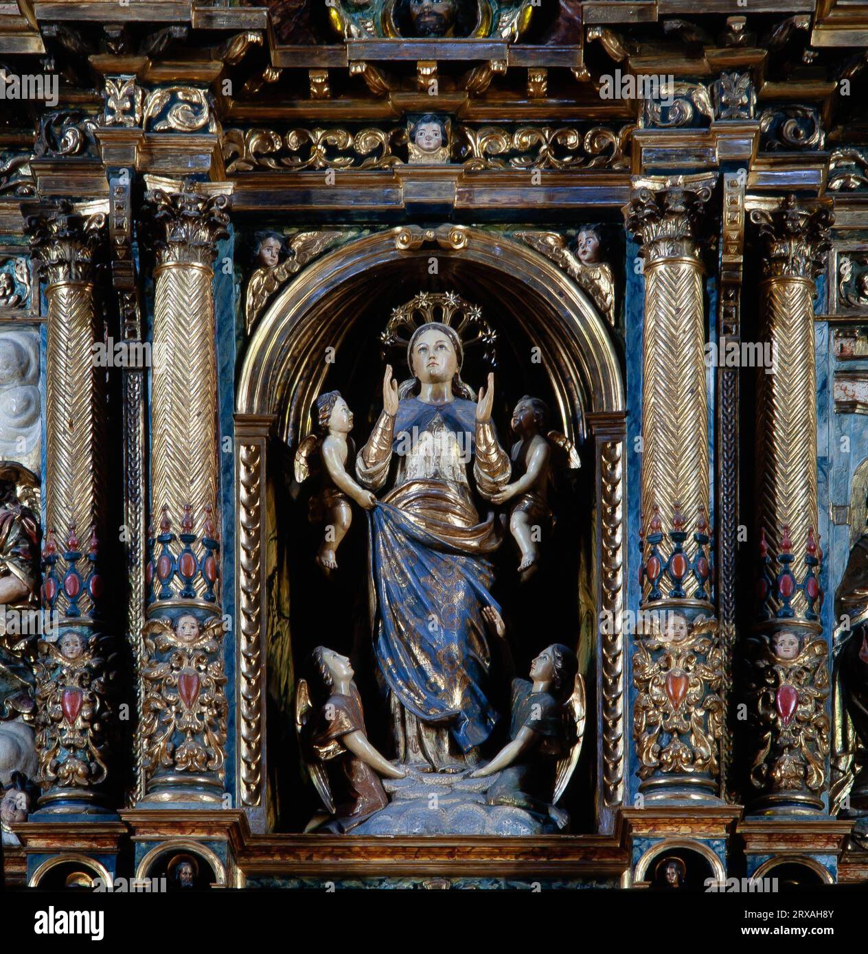 Retablo dedicado a la Asunción de la Virgen María, siglo XVII Iglesia de Santa Maria de la Geltrú, Vilanova i la Geltrú. Banque D'Images
