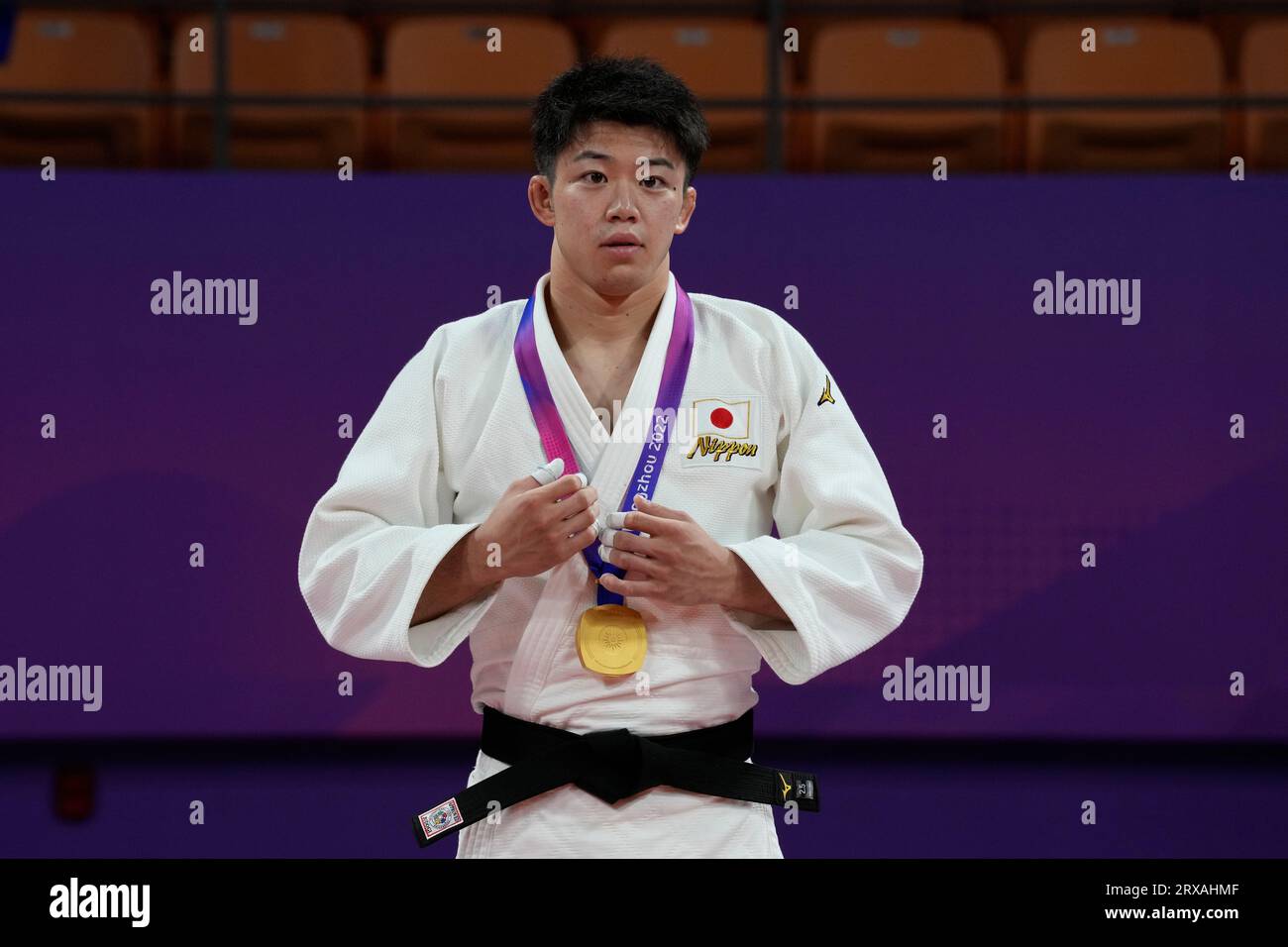 Japan's Ryoma Tanaka celebrates with his gold medal in the Men's -66Kg Judo competitions for the 19th Asian Games in Hangzhou, China, Sunday, Sept. 24, 2023. (AP Photo/Ng Han Guan) Banque D'Images