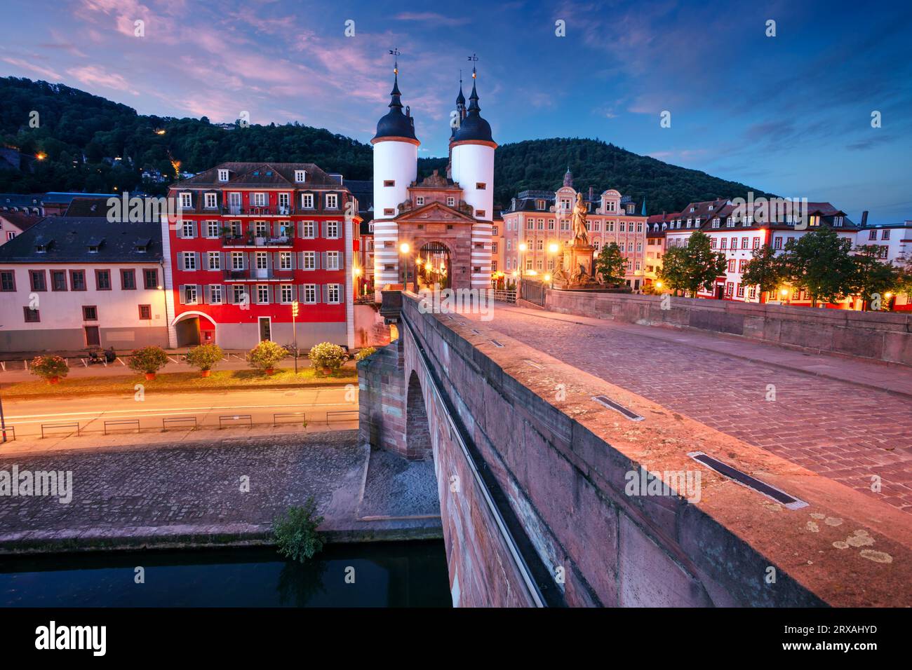 Heidelberg, Allemagne. Image de paysage urbain de la ville historique de Heidelberg, Allemagne avec Old Bridge Gate au lever du soleil d'automne. Banque D'Images