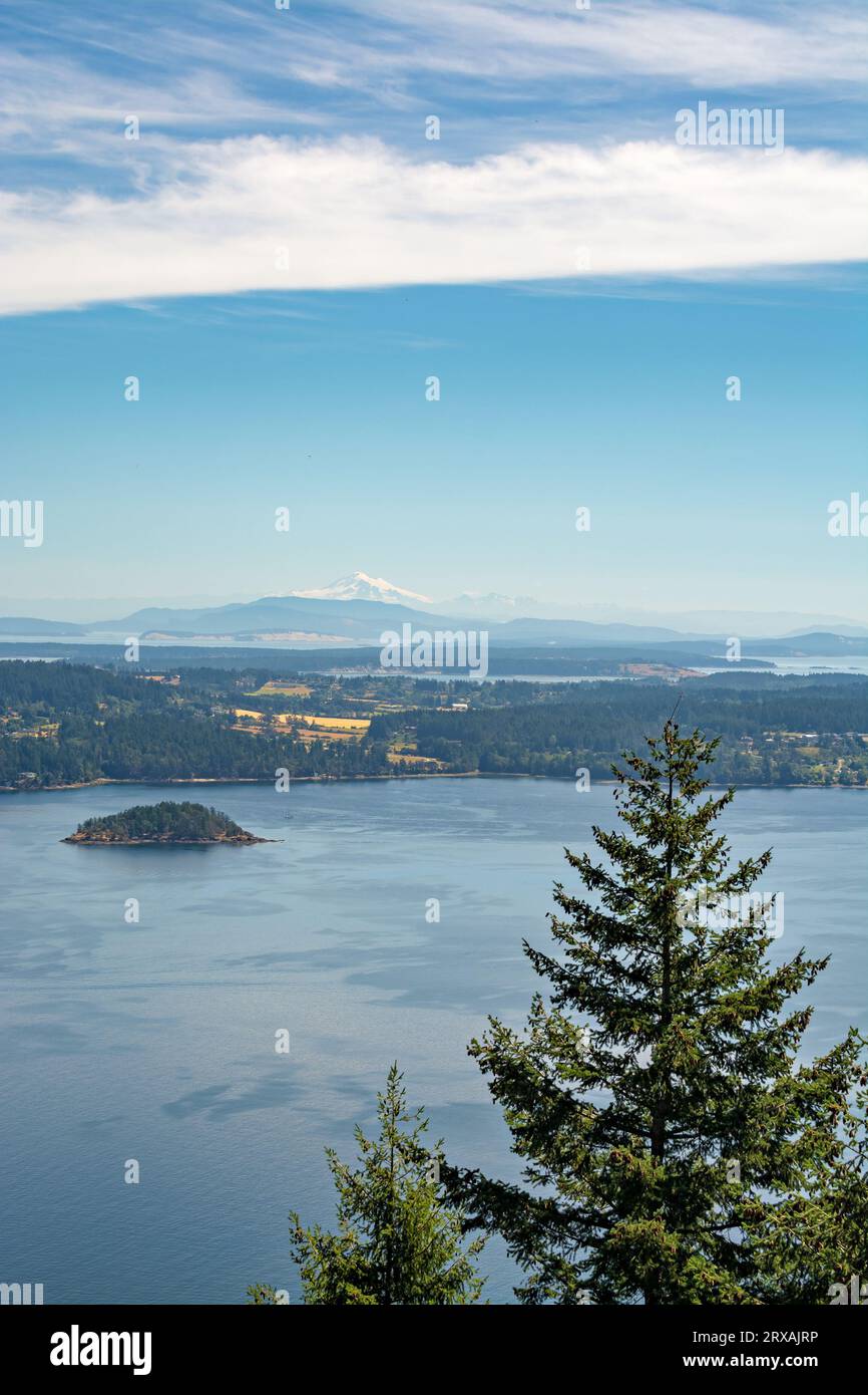 Vue longue sur Mountain Baker depuis l'île de Vancouver Banque D'Images