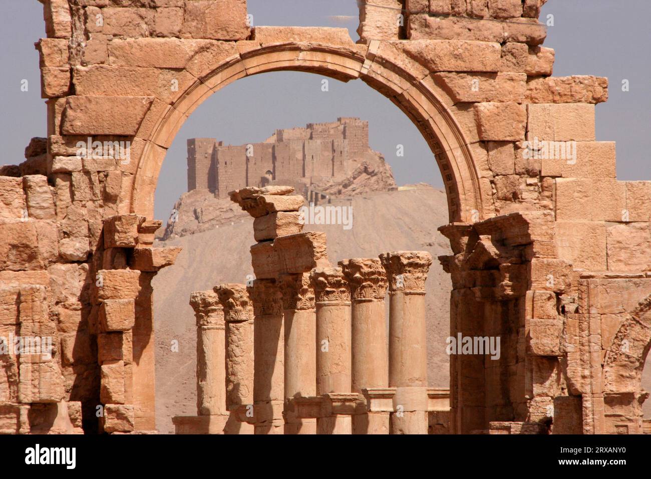 Porte d'Hadrien et Citadelle à Palmyre, Syrie Banque D'Images