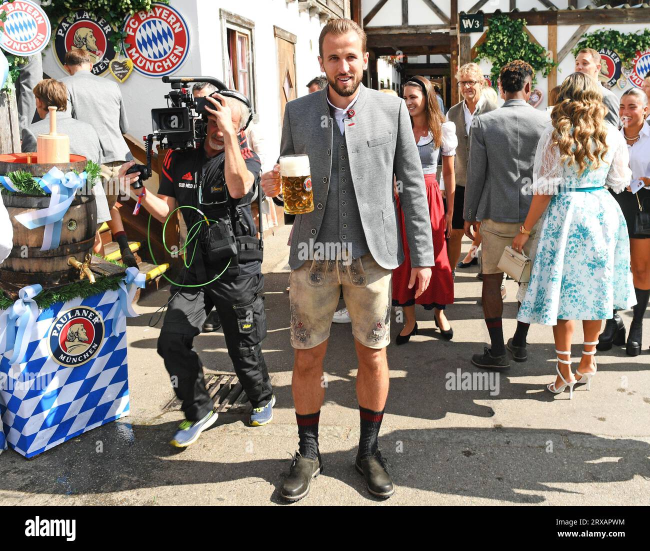 Munich, Allemagne. 24 septembre 2023. Le joueur du FC Bayern, Harry Kane se tient debout avec une mesure de bière et dans un pantalon court en cuir devant la tente Beetle. La 188e Wiesn aura lieu cette année du 16.09.- 03.10.2023. Crédit : Felix Hörhager/dpa/Alamy Live News Banque D'Images
