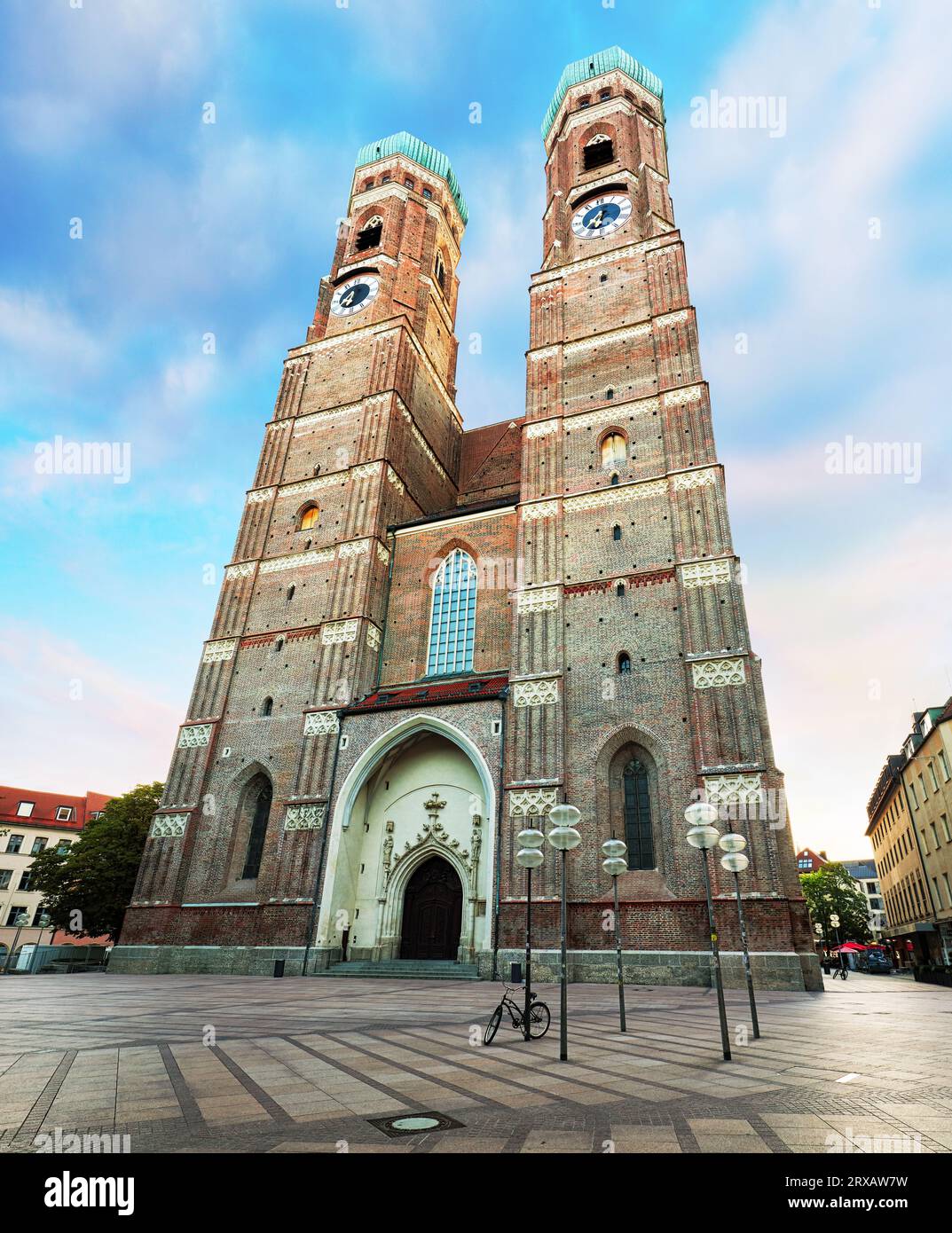 Cathédrale Frauenkirche à Munich, Allemagne, en une belle journée d'été Banque D'Images