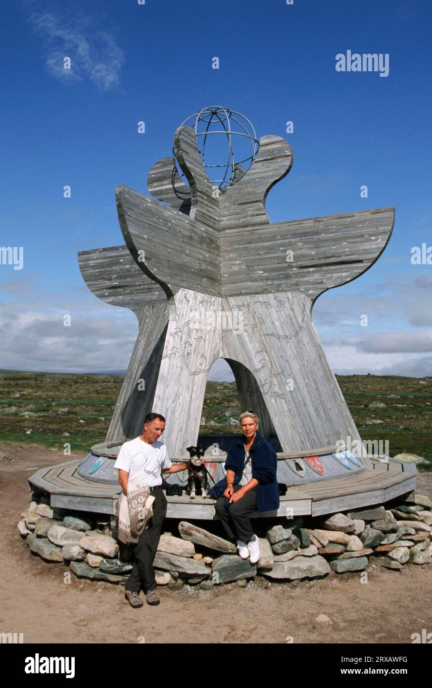 Touristes avec Schnauzer miniature, noir-argent, au cercle polaire, Saltfjaell près de Junkerdal, Nordland, Norvège Banque D'Images