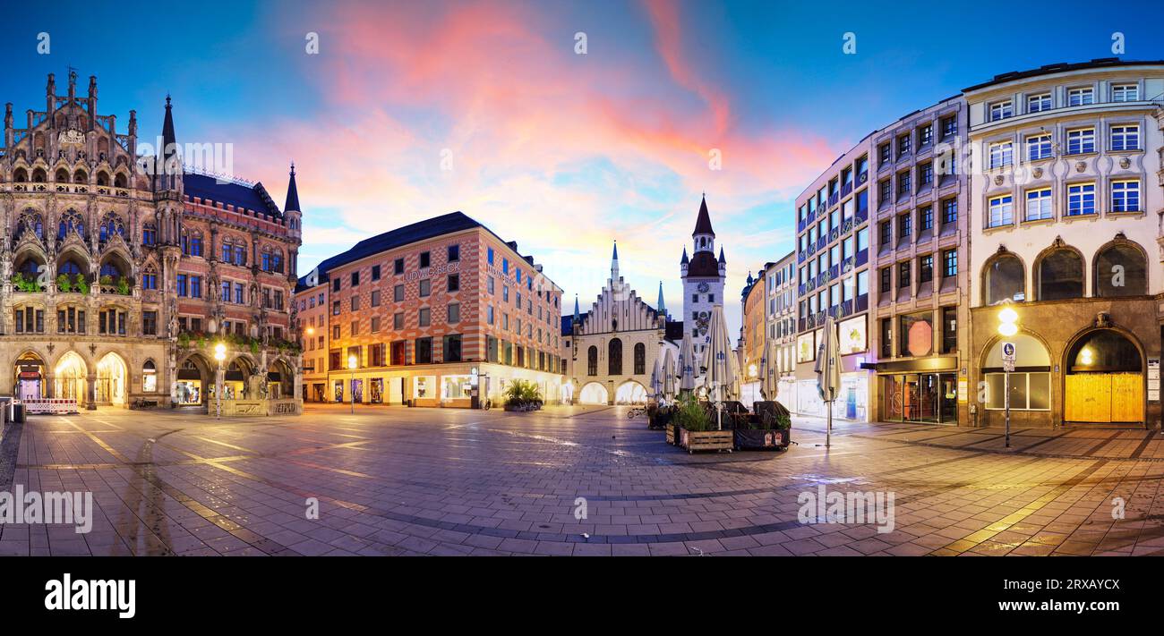 Munich - Allemagne, vue panoramique de Marienplatz au lever du soleil dramatique avec des nuages rouges - personne Banque D'Images