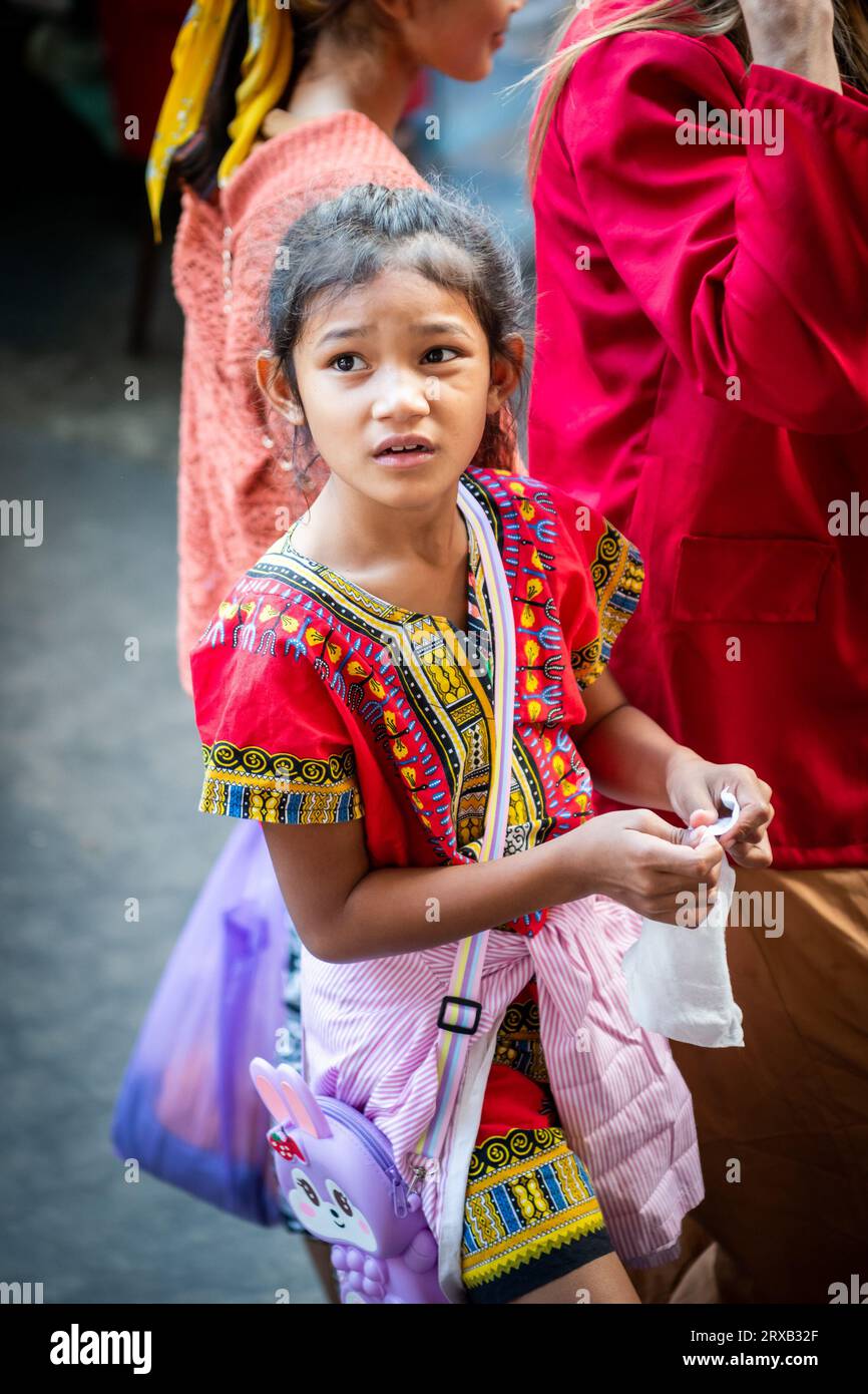 Une jolie fille thaïlandaise qui fait du shopping avec sa mère au marché de Pratu Nam, Bangkok, Thaïlande. Banque D'Images