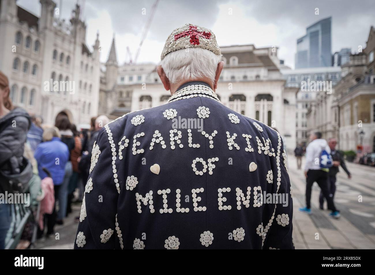 Londres, Royaume-Uni. 24 septembre 2023. Pearly Kings et Queens Costermongers Harvest Festival à Guildhall Yard. Les perles se réunissent dans la cour et sont rejointes par divers maires et dignitaires pour une célébration animée pour marquer le changement des saisons. Crédit : Guy Corbishley/Alamy Live News Banque D'Images