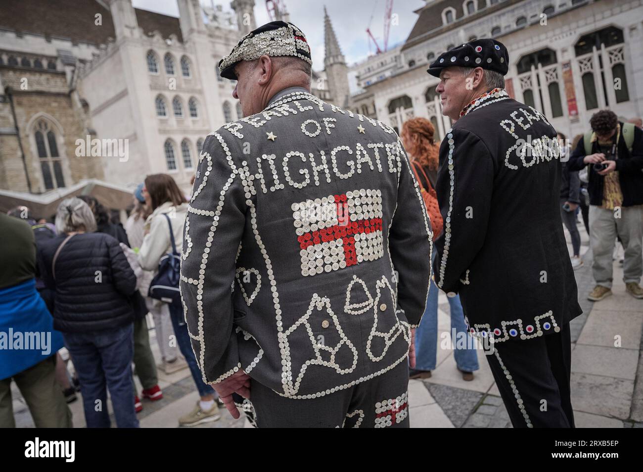 Londres, Royaume-Uni. 24 septembre 2023. Pearly Kings et Queens Costermongers Harvest Festival à Guildhall Yard. Les perles se réunissent dans la cour et sont rejointes par divers maires et dignitaires pour une célébration animée pour marquer le changement des saisons. Crédit : Guy Corbishley/Alamy Live News Banque D'Images