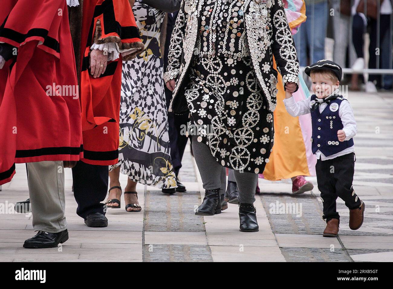 Londres, Royaume-Uni. 24 septembre 2023. Pearly Kings et Queens Costermongers Harvest Festival à Guildhall Yard. Les perles se réunissent dans la cour et sont rejointes par divers maires et dignitaires pour une célébration animée pour marquer le changement des saisons. Crédit : Guy Corbishley/Alamy Live News Banque D'Images