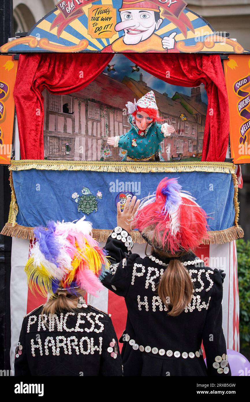 Londres, Royaume-Uni. 24 septembre 2023. Pearly Kings et Queens Costermongers Harvest Festival à Guildhall Yard. Les jeunes Pearlies assistent à un spectacle traditionnel Punch n Judy muppet alors que d'autres Pearlies se rassemblent dans la cour et sont rejoints par divers maires et dignitaires pour une célébration animée pour marquer le changement des saisons. Crédit : Guy Corbishley/Alamy Live News Banque D'Images