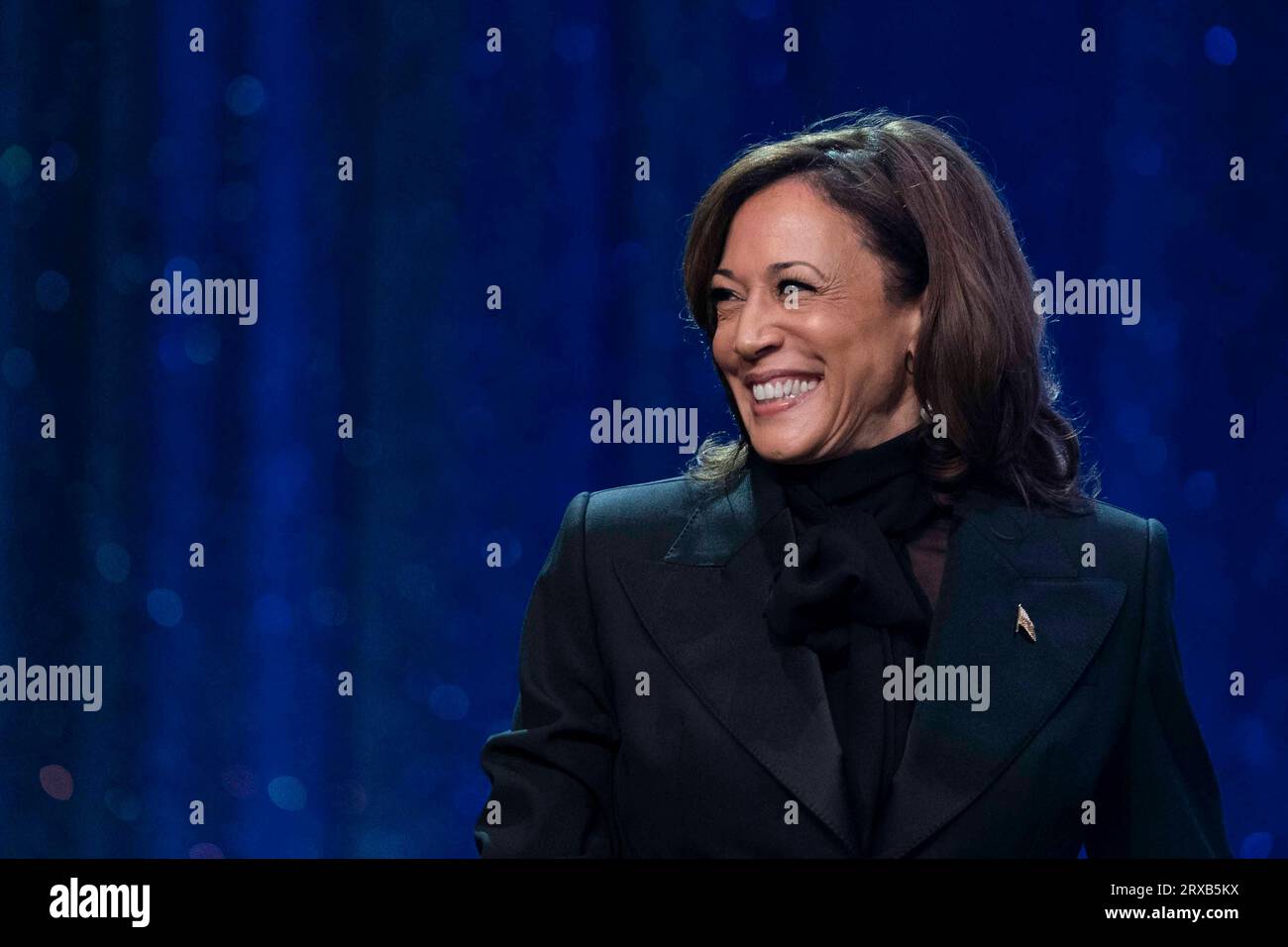 Kamala Harris, vice-présidente des États-Unis, assiste au dîner des Phoenix Awards 2023 au Washington Convention Center à Washington, DC, le samedi 23 septembre 2023. Le dîner, organisé par le caucus noir du Congrès, reconnaît les personnes qui ont eu un impact sur la communauté noire. Crédit : Bonnie Cash / Pool via CNP / MediaPunch Banque D'Images