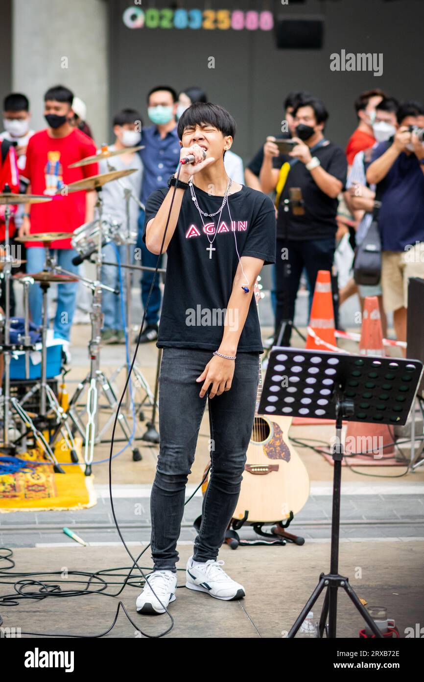 Un jeune groupe thaïlandais cool se produit à Siam SQ. Siam, Bangkok, Thaïlande. Banque D'Images