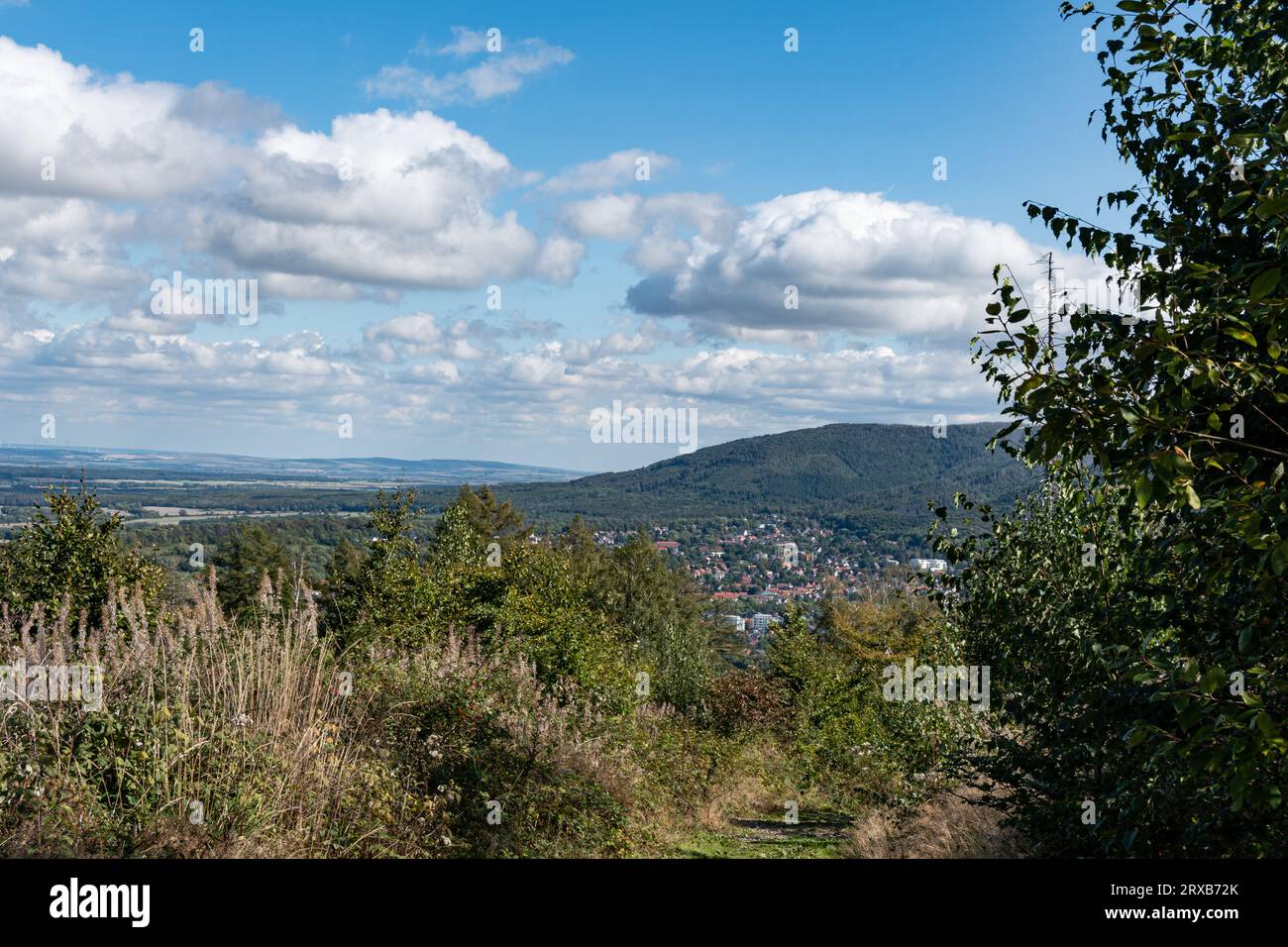 Vue depuis le bord de la montagne surplombant Bad Harzburg avec le ciel et les nuages Banque D'Images