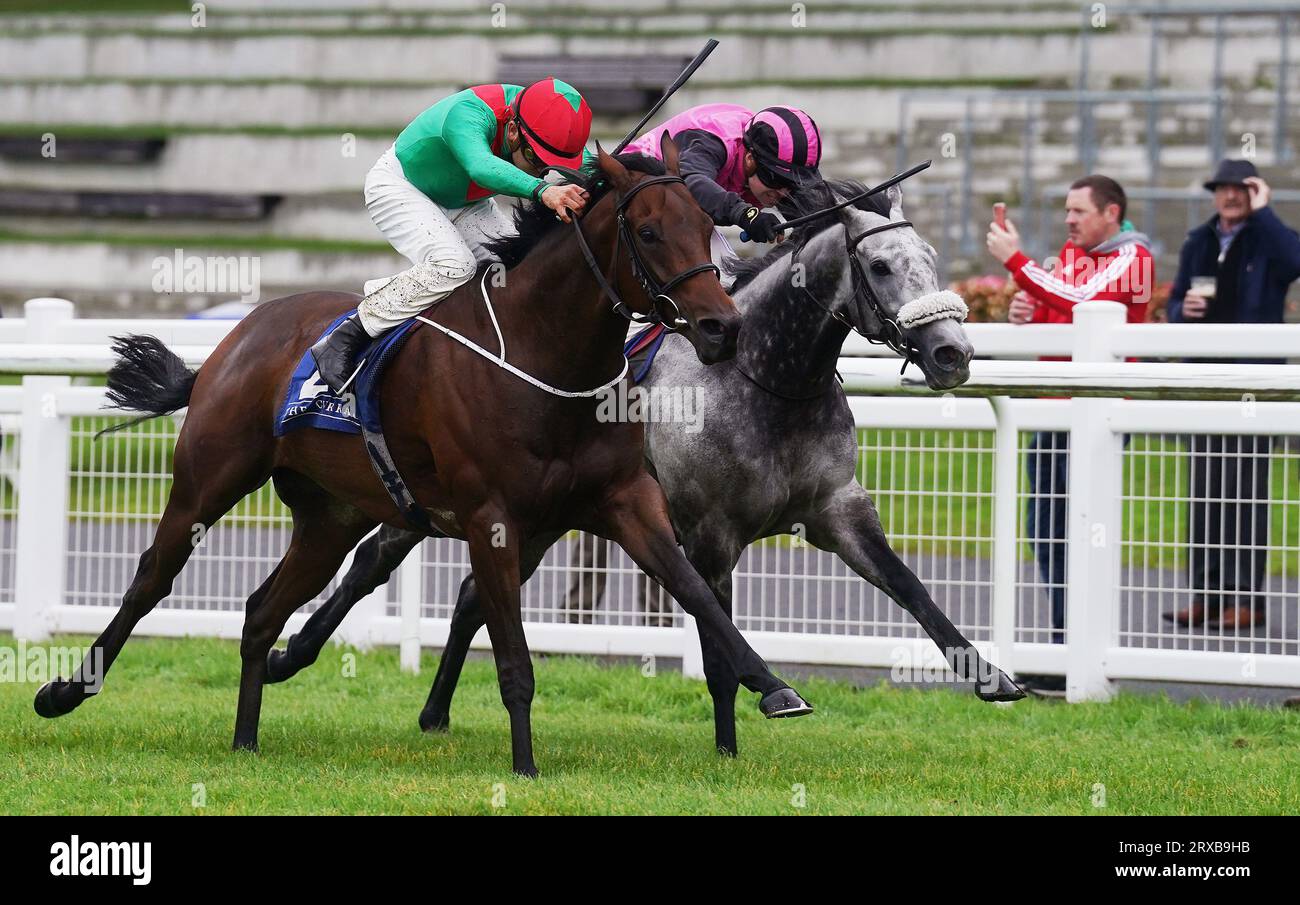 Allez à l'Athletico monté par Ronan Whelan (à gauche) sur le chemin de gagner les Westgrove Hotel Renaissance Stakes (Groupe 3) pendant la deuxième journée du Festival d'automne à l'hippodrome de Curragh dans le comté de Kildare, en Irlande. Date de la photo : dimanche 24 septembre 2023. Banque D'Images