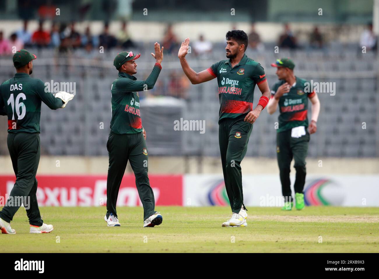 Le débutant bangladais Syed Khaled Ahmedcélèbre avec ses coéquipiers après avoir obtenu son premier guichet lors du 2e ODI du Bangladesh et de la Nouvelle-Zélande Banque D'Images