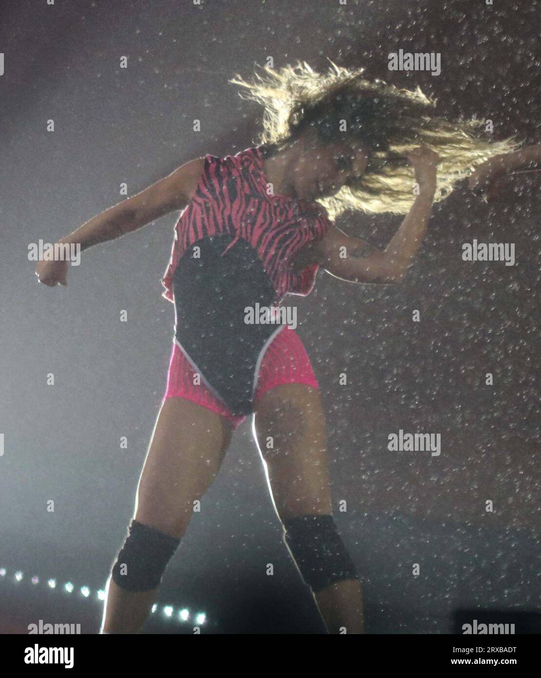 23 septembre 2023, New York, New York, États-Unis : l'un des danseurs remplaçants de Singer Anittaâ€™ vu au NYC Global Citizen Festival 2023 qui s'est tenu à la Great Lawn de Central Park sous la pluie. (Image de crédit : © Nancy Kaszerman/ZUMA Press Wire) USAGE ÉDITORIAL SEULEMENT! Non destiné à UN USAGE commercial ! Banque D'Images