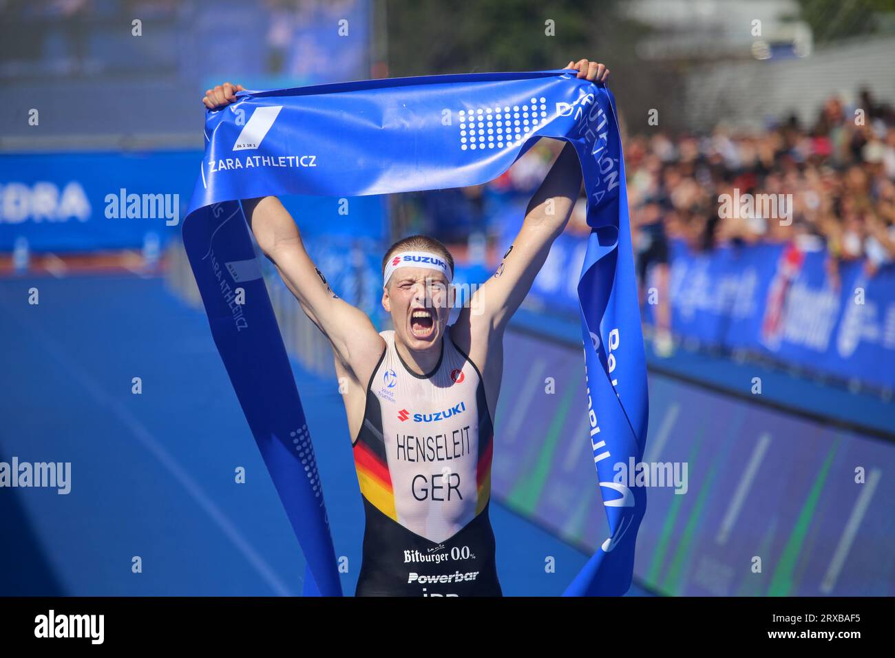 Pontevedra, Galice, Espagne. 23 septembre 2023. Pontevedra, Espagne, le 23 septembre 2023 : le triathlète allemand Simon Henseleit célèbre sa victoire lors du Championnat du monde masculin de triathlon U23 2023, le 23 septembre 2023 à Pontevedra, en Espagne. (Image de crédit : © Alberto Brevers/Pacific Press via ZUMA Press Wire) USAGE ÉDITORIAL SEULEMENT! Non destiné à UN USAGE commercial ! Banque D'Images