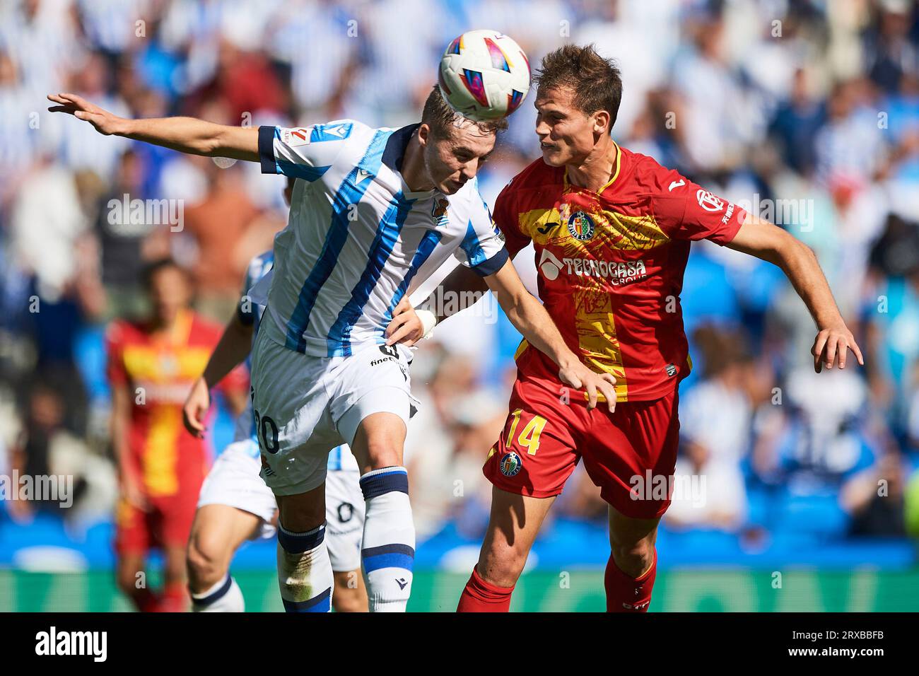 San Sebastian, Espagne. 24 septembre 2023. Juan Miguel Latasa de Getafe CF et Jon Pacheco de Real Sociedad lors du match de Liga entre Real Sociedad et Getafe CF ont joué au Reale Arena Stadium le 24 septembre 2023 à San Sebastian, Espagne. (Photo de Cesar Ortiz/PRESSINPHOTO) crédit : PRESSINPHOTO SPORTS AGENCY/Alamy Live News Banque D'Images