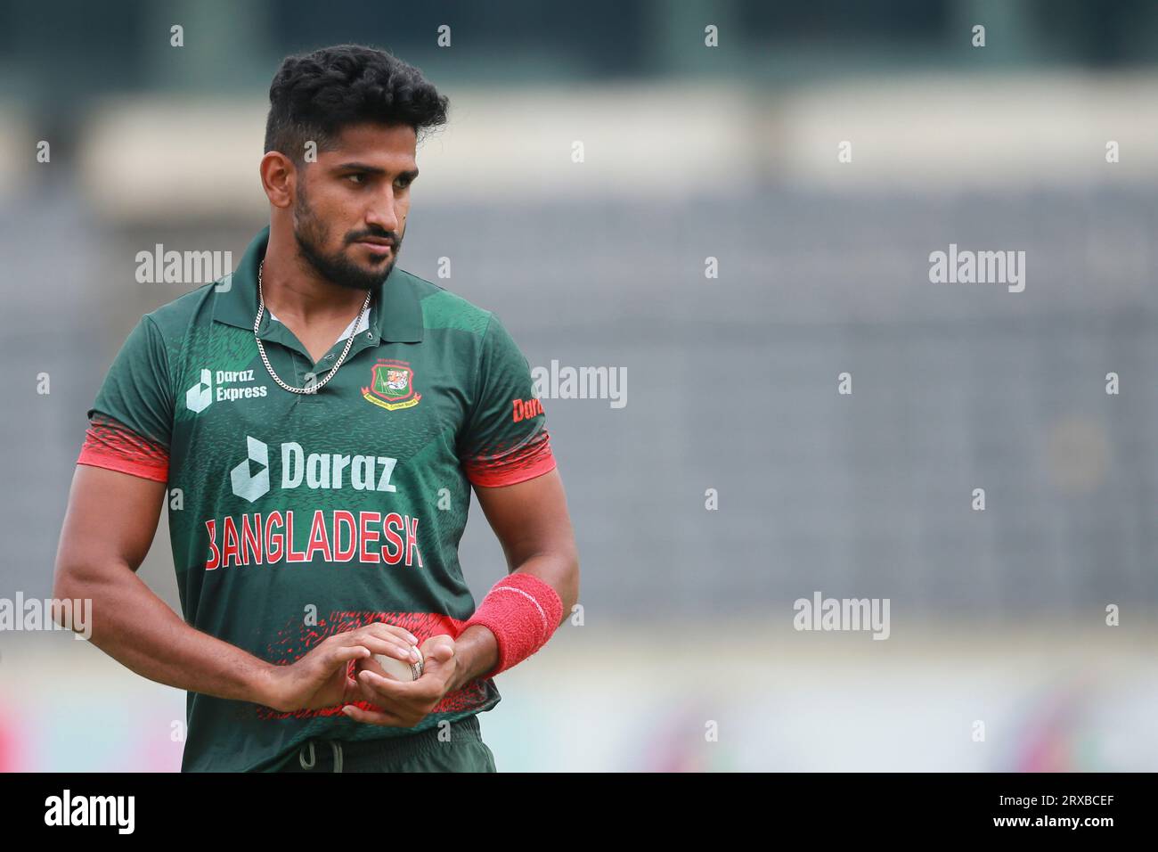 Le débutant bangladais Syed Khaled Ahmed Bangladesh et Nouvelle-Zélande 2e ODI match de trois séries de matchs à Sher-e-Bangla National Cricket St Banque D'Images