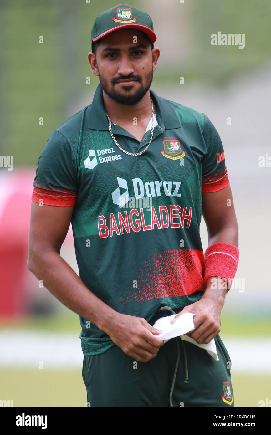 Le débutant bangladais Syed Khaled Ahmed Bangladesh et Nouvelle-Zélande 2e ODI match de trois séries de matchs à Sher-e-Bangla National Cricket St Banque D'Images