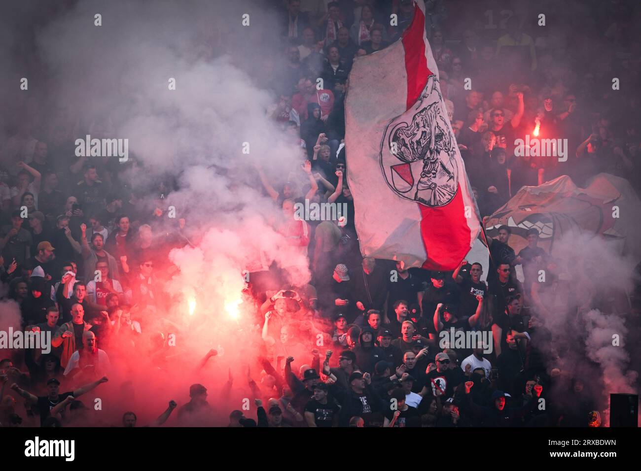 AMSTERDAM - les supporters de l'Ajax ont déclenché un feu d'artifice lors du match néerlandais d'Eredivisie entre l'Ajax et Feyenoord au Johan Cruijff Arena le 24 septembre 2023 à Amsterdam, pays-Bas. ANP OLAF KRAAK Banque D'Images