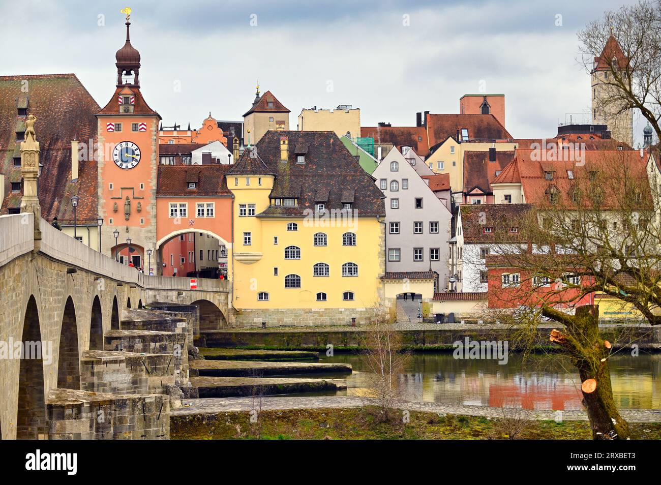 Pont en pierre et vieux bâtiments à Ratisbonne Allemagne Banque D'Images