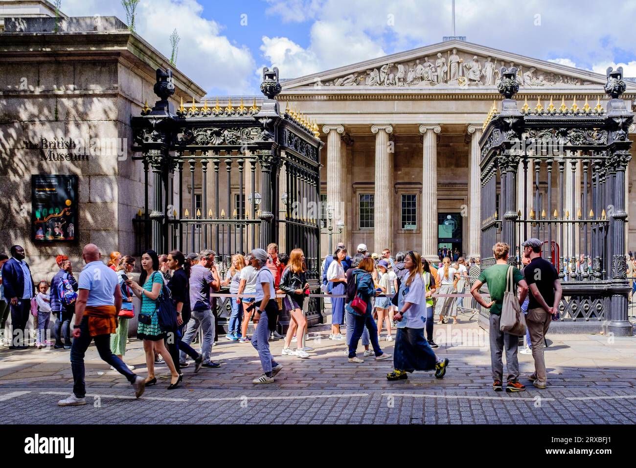 Les visiteurs du British Museum font la queue à l'extérieur pour entrer au musée, Londres, Royaume-Uni. Banque D'Images