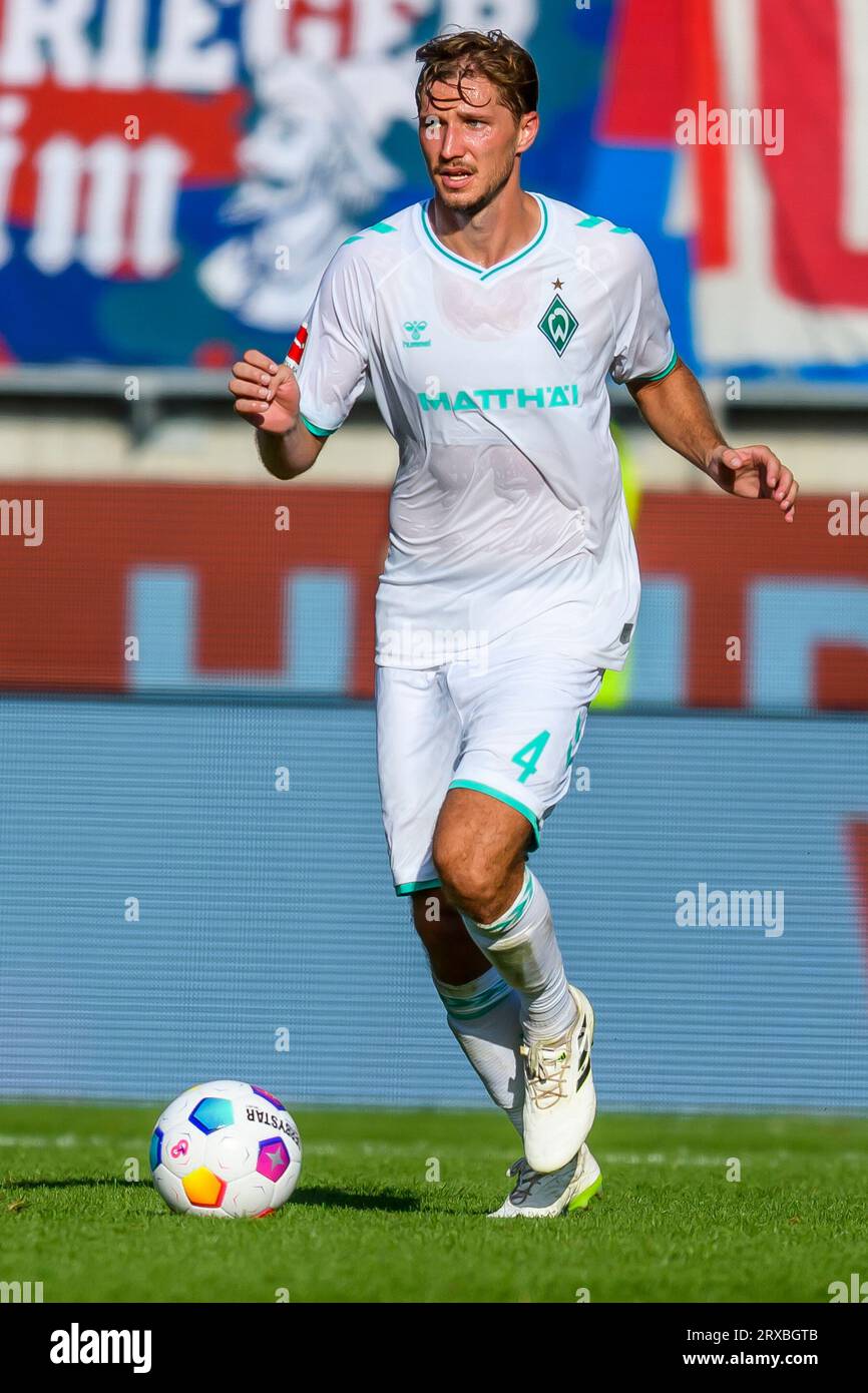 17.09.2023, Voith-Arena, Heidenheim an der Brenz, GER, DFB, 1. FC Heidenheim 1846 vs. SV Werder Bremen, im Bild Niklas Stark (Werder Bremen #04) ; Foto © nordphoto GmbH/Straubmeier la réglementation DFL interdit toute utilisation de photographies comme séquences d'images et/ou quasi-vidéo, Banque D'Images