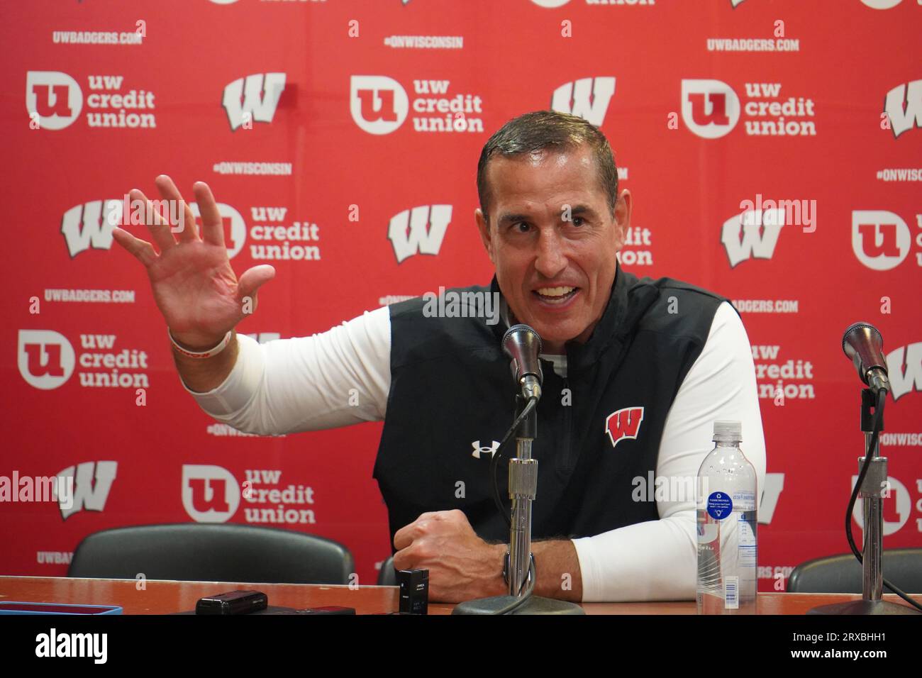 West Lafayette, AUX États-Unis ; l'entraîneur-chef des Badgers du Wisconsin, Luke Fickell, répond à des questions lors d'une conférence de presse après un match de football de la NCAA contre le pu Banque D'Images