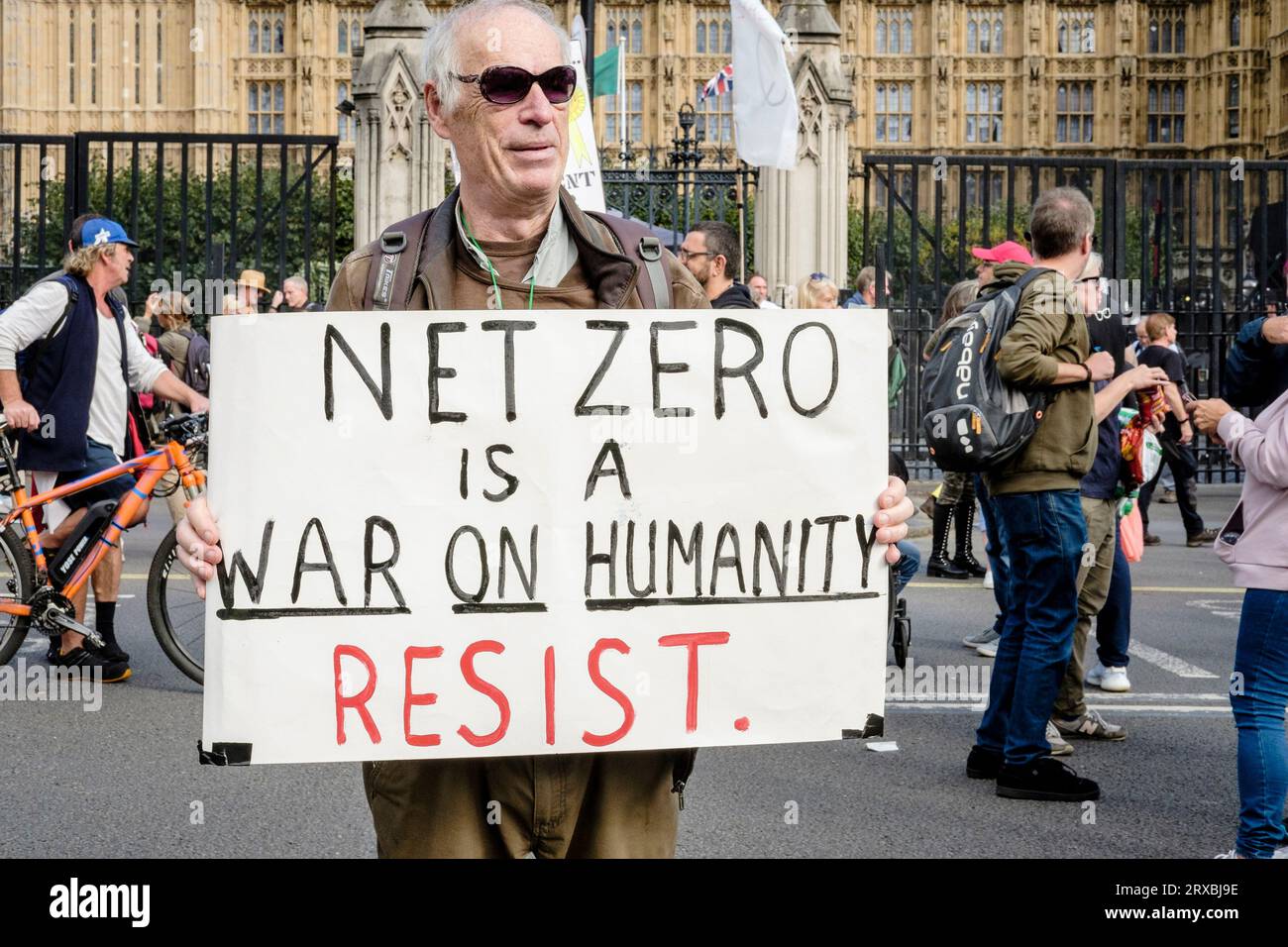 Un homme tient une pancarte affirmant qu'un avenir à zéro émission nette de carbone est une guerre contre l'humanité et devrait être combattu. Londres Royaume-Uni. Banque D'Images