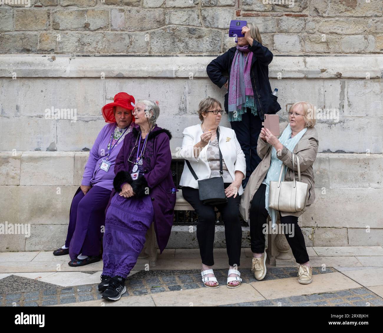 Londres, Royaume-Uni. 24 septembre 2023. Les gens regardent le London Pearly Kings et le Queens Costermongers Harvest Festival qui célèbre son 25e anniversaire. En commençant par des événements à Guildhall Yard, une procession vers l'église historique St Mary le Bow suit, où un service traditionnel de fête de la récolte a lieu. Crédit : Stephen Chung / Alamy Live News Banque D'Images