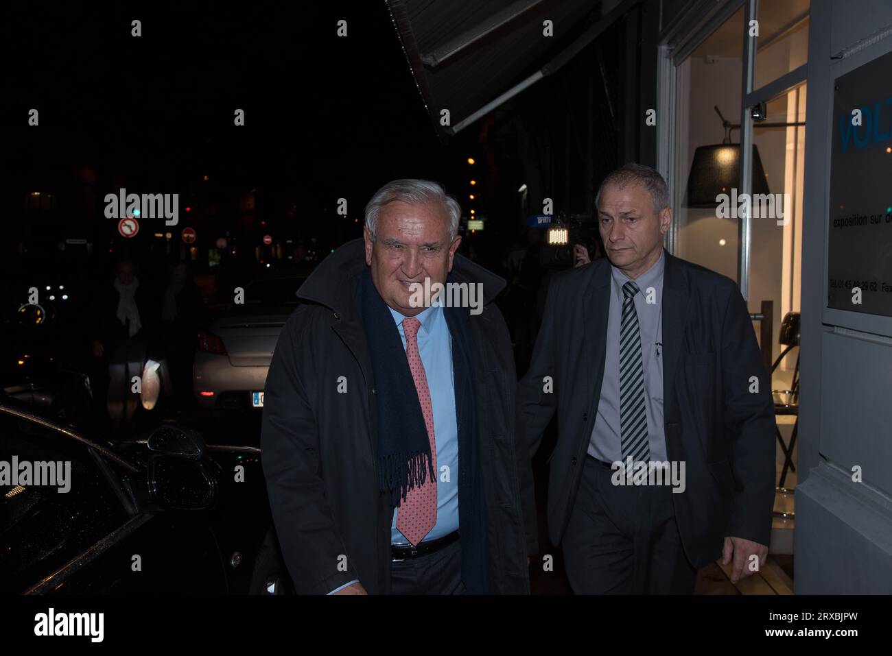 Alain Juppé à la sortie de son QG (quartier général) de campagne, le soir du premier tour de la primaire de la droite, dimanche, 20 novembre 2016. Banque D'Images