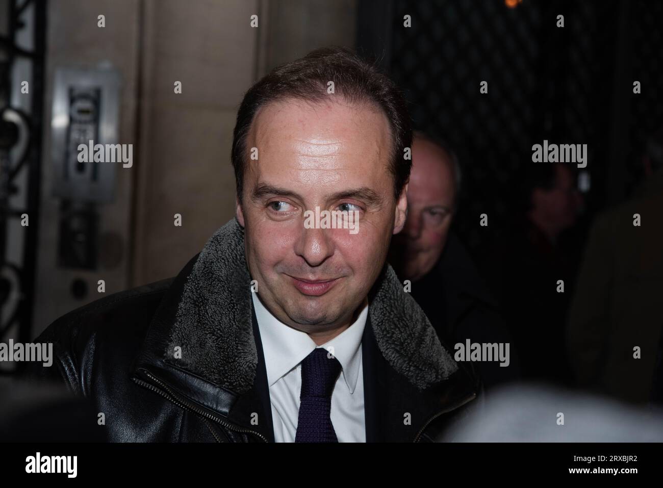 Alain Juppé à la sortie de son QG (quartier général) de campagne, le soir du premier tour de la primaire de la droite, dimanche, 20 novembre 2016. Banque D'Images