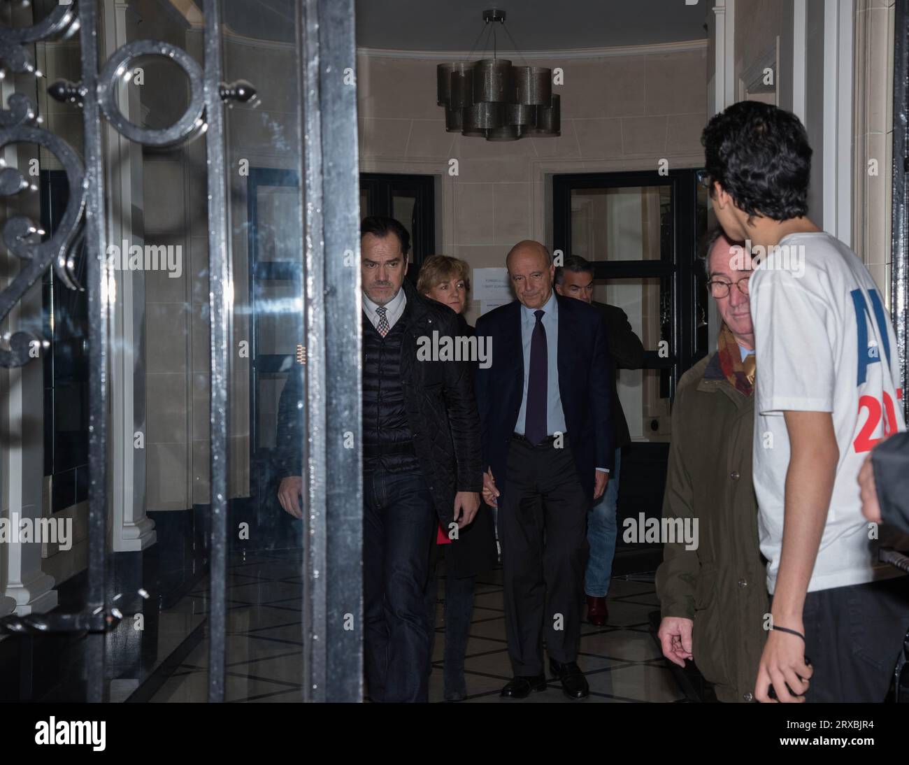 Alain Juppé à la sortie de son QG (quartier général) de campagne, le soir du premier tour de la primaire de la droite, dimanche, 20 novembre 2016. Banque D'Images