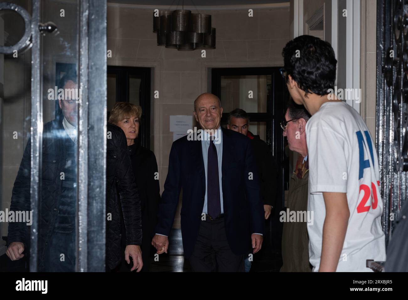 Alain Juppé à la sortie de son QG (quartier général) de campagne, le soir du premier tour de la primaire de la droite, dimanche, 20 novembre 2016. Banque D'Images