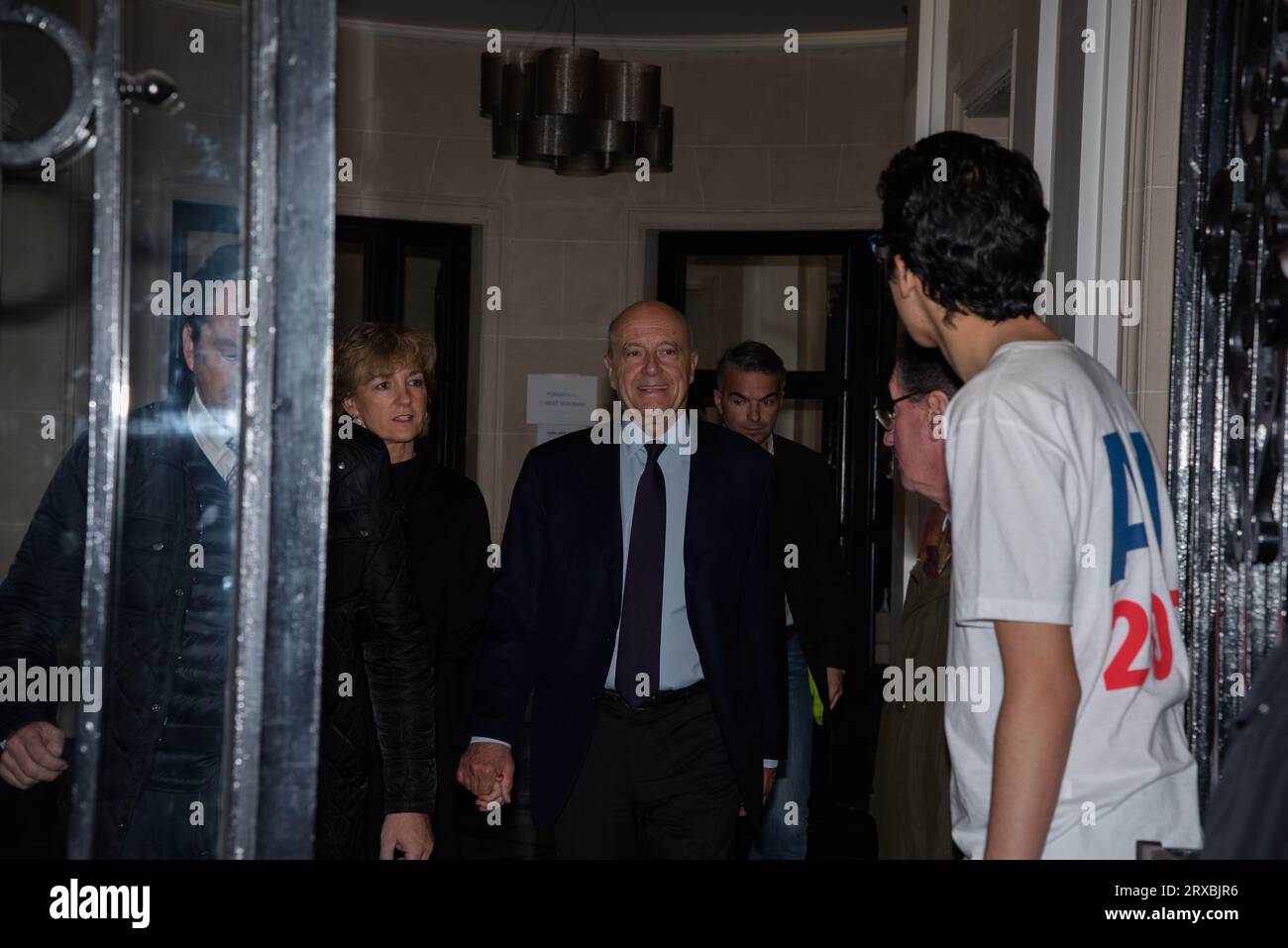 Alain Juppé à la sortie de son QG (quartier général) de campagne, le soir du premier tour de la primaire de la droite, dimanche, 20 novembre 2016. Banque D'Images