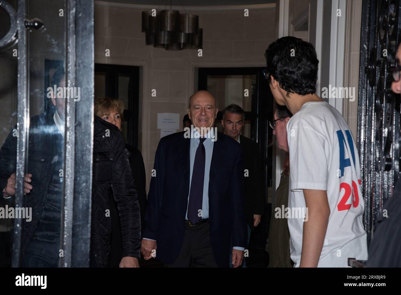 Alain Juppé à la sortie de son QG (quartier général) de campagne, le soir du premier tour de la primaire de la droite, dimanche, 20 novembre 2016. Banque D'Images