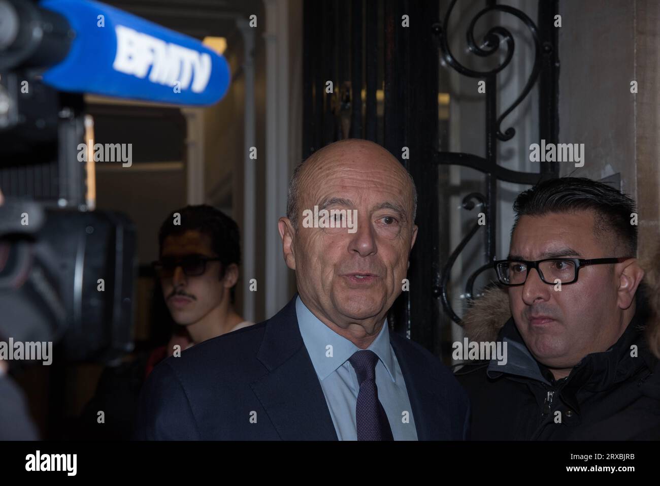 Alain Juppé à la sortie de son QG (quartier général) de campagne, le soir du premier tour de la primaire de la droite, dimanche, 20 novembre 2016. Banque D'Images
