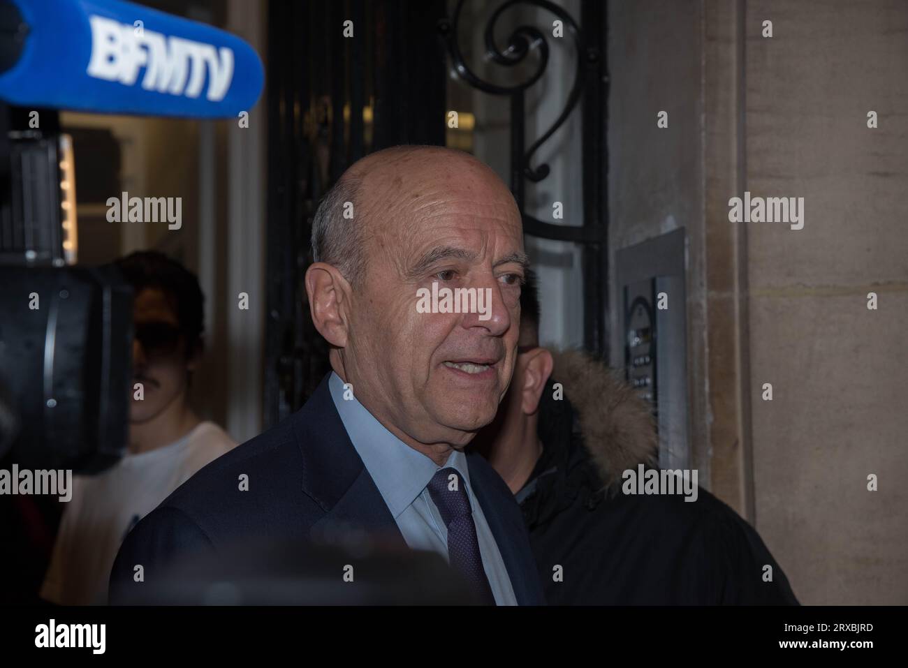Alain Juppé à la sortie de son QG (quartier général) de campagne, le soir du premier tour de la primaire de la droite, dimanche, 20 novembre 2016. Banque D'Images