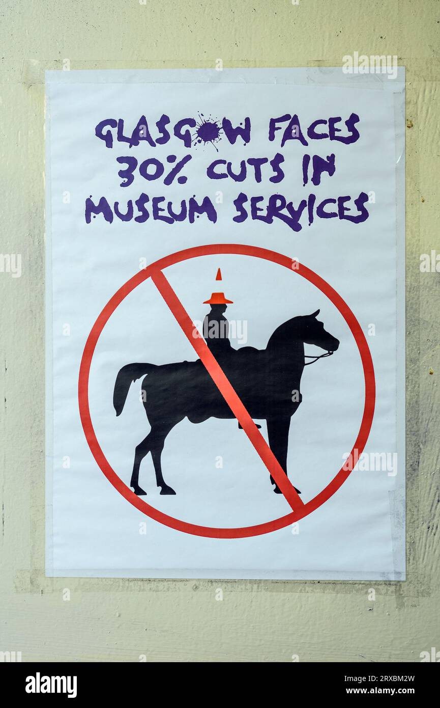 Statue et cône du duc de Wellington représentés sur un panneau protestant contre les coupures de 30% dans les services des musées, Glasgow, Écosse, Royaume-Uni, Europe Banque D'Images