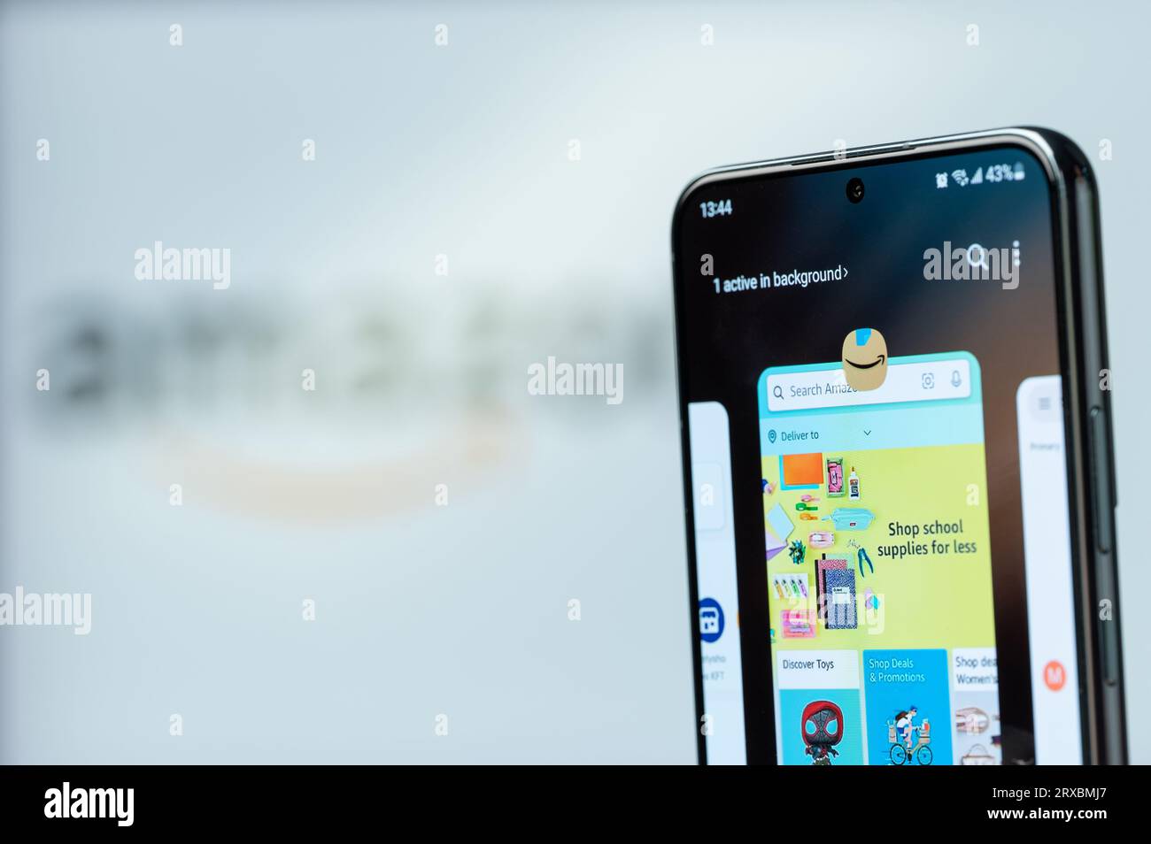 New York, États-Unis - 20 août 2023 : utilisation de l'application mobile Amazon service sur l'écran du smartphone gros plan avec fond de logo flou Banque D'Images