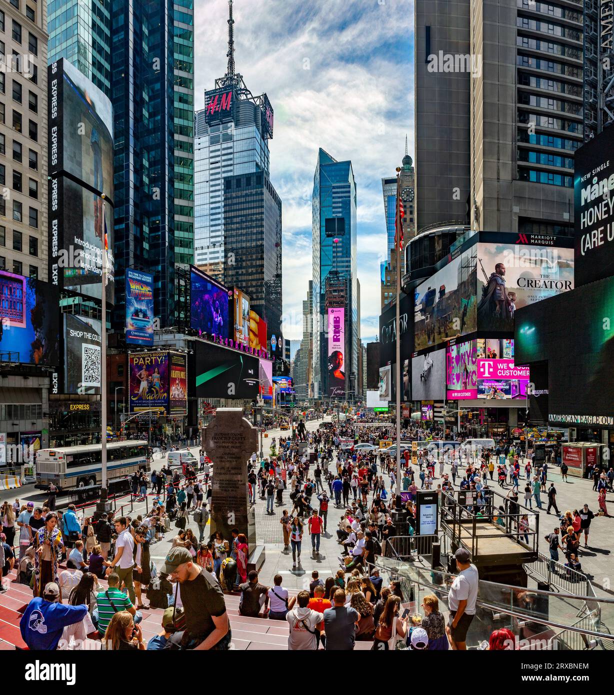 TIMES SQUARE, NEW YORK, ÉTATS-UNIS, - 15 SEPTEMBRE 2023. Vue panoramique sur les bâtiments et les panneaux d'affichage électroniques de Times Square New York avec la foule Banque D'Images