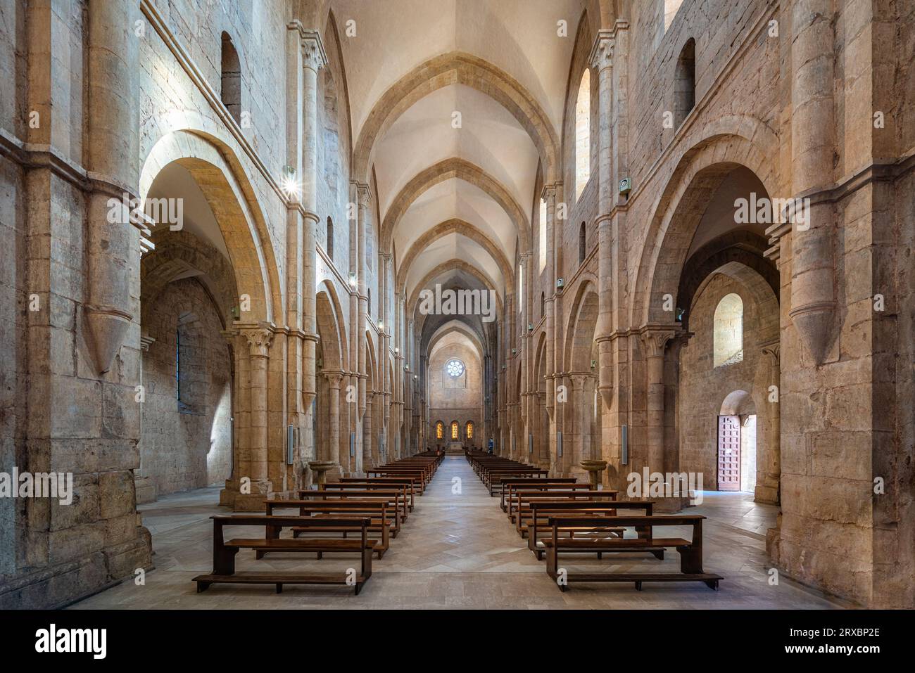 Vue intérieure de la merveilleuse abbaye de Fossanova près de la ville de Priverno, dans la province de Latina, Latium, italie. Banque D'Images